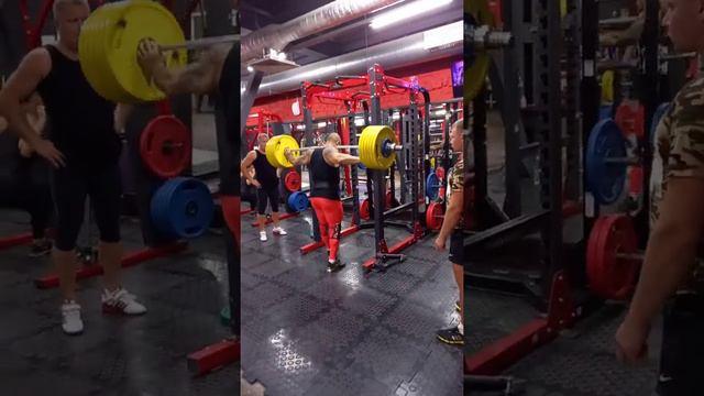 Присед 210 кг с остановкой в глубоком седе. Paused back squat 210 kg.