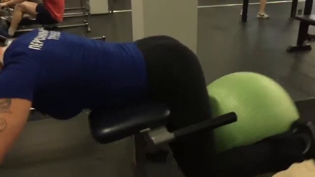 Обратная гиперэкстензия с фитболом на прямом римском стуле на ягодичную мышцу смотреть онлайн