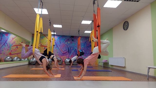 Аэройога - продольный шпагат. #шпагат #флаййога #аэройога