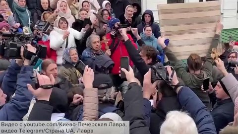 Верующие продолжают противостоять работе комиссии по инвентаризации в Киево-Печерской лавре