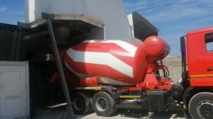 Загрузка автобетоносмесителя