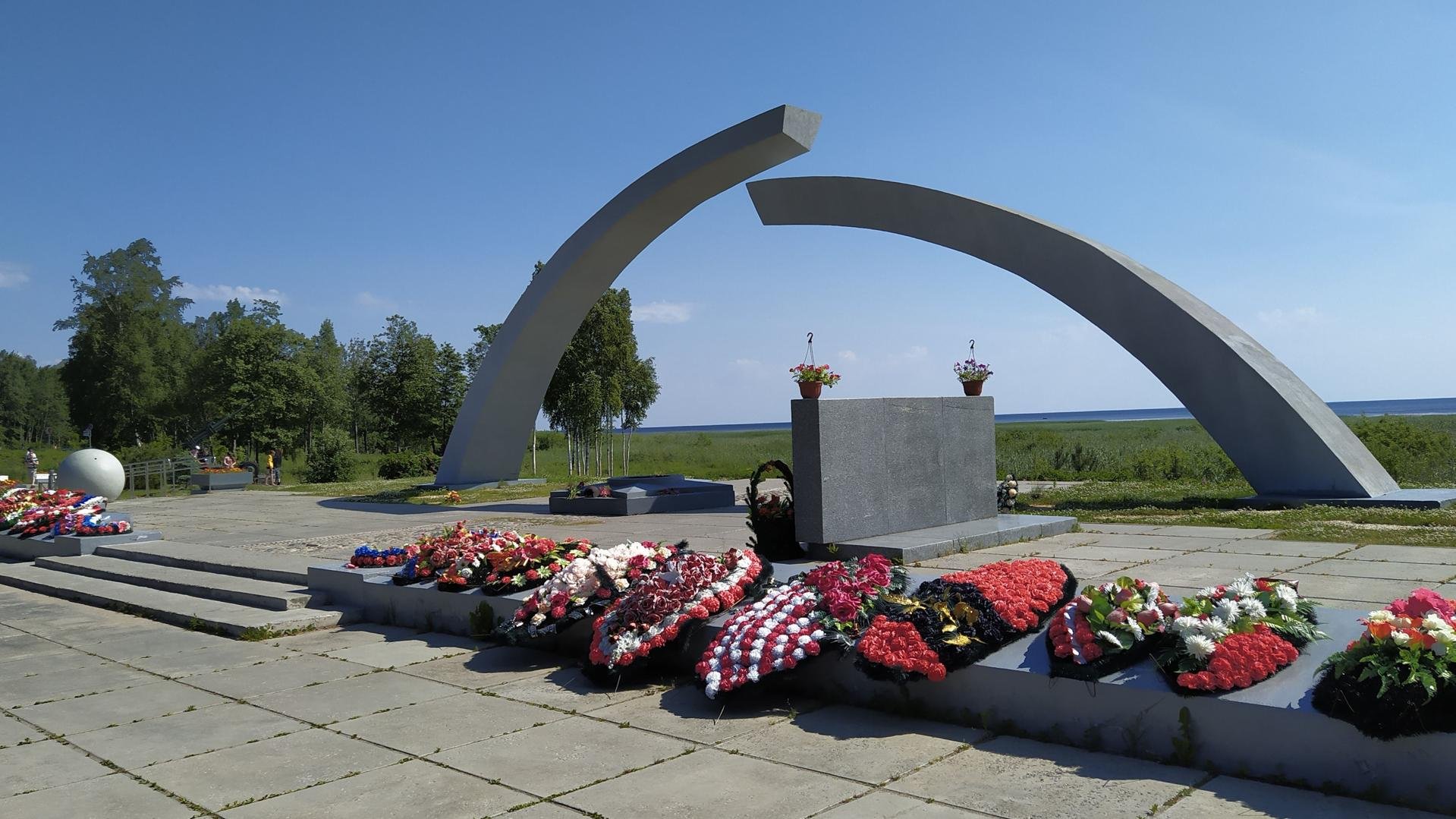 Обелиск блокада ленинграда. Монумент разорванное кольцо блокады. Блокада Ленинграда монумент разорванное кольцо. Мемориал блокадное кольцо Ленинграда. Разорванное кольцо блокады площадь Победы.