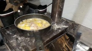 Ночевка в палатке зимой на озере.