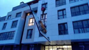 Подъем стеклопакета на 5й этаж при помощи крана