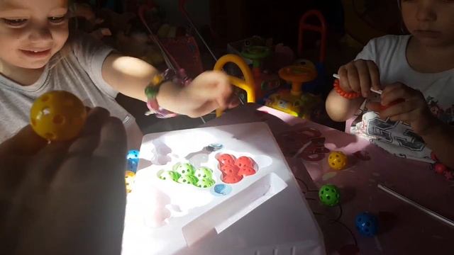 °•☆DIY 3D Развивающие игры. Маша и Соня играют Magic Beads. DIY Build up objects. смотреть онлайн