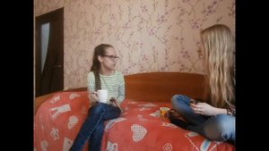 Что делать дома с подругой когда скучно ( Поля VS Лена )