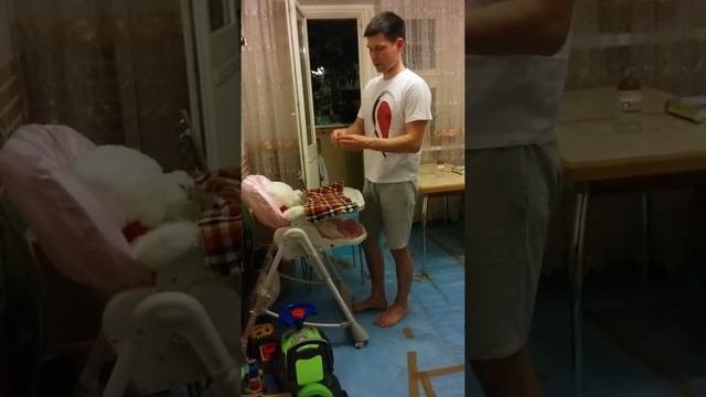 Лайфхак по использованию полотенца вместо слюнявчика для кормления ребёнка