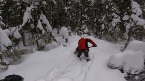 Ночевка в снежной яме. Укрытие из тента и снега в зимнем лесу.