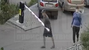 Чем ему помешал шлагбаум