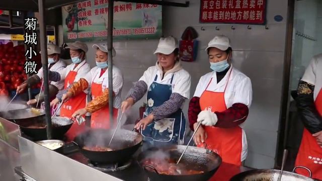 贵州美娇娘卖炒鸡，现挑现炒味道好，马路当厨房炒菜成了风景线！【菊城小微】