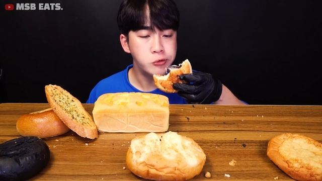 ASMR 빵먹방 삼송빵집 통옥수수빵 & 먹물통옥수수빵 & 밤 카스텔라 & 크림치즈빵 & 소보로빵 I KOREAN Corn bread & Garlic baguette MUKBANG смотреть онлайн