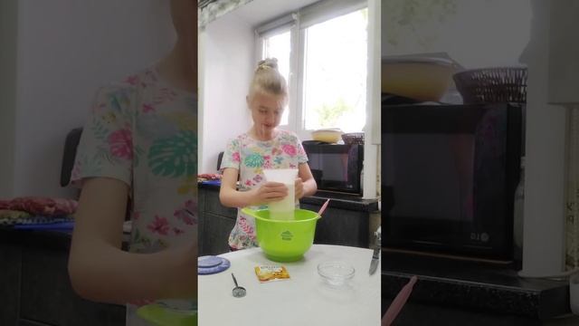 Мама и я сделали вафли подписывайтесь на мой канал и на канал @familydayskrg смотреть онлайн