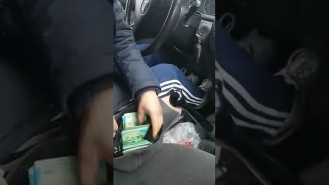 Бизнесмен из Автодрома раздает деньги детям смотреть онлайн