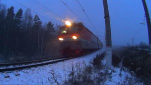 Грузовой поезд едет по БМО