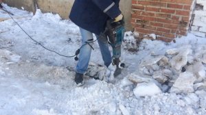 Долбление льда отбойным молотком