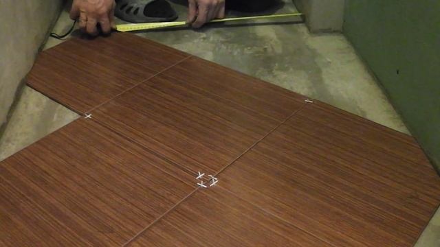 Раскладка плитки по диагонали на полу и сложные подрезки смотреть онлайн