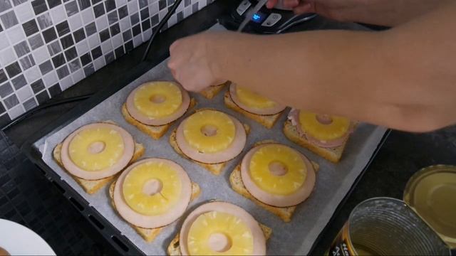 Самые вкусные горячие бутерброды с ананасом и сыром "Гавайские тостики"