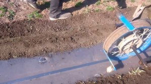 Пленкоукладчик с дыроколом в работе.