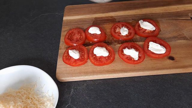 Популярная закуска на праздничный стол из помидор.