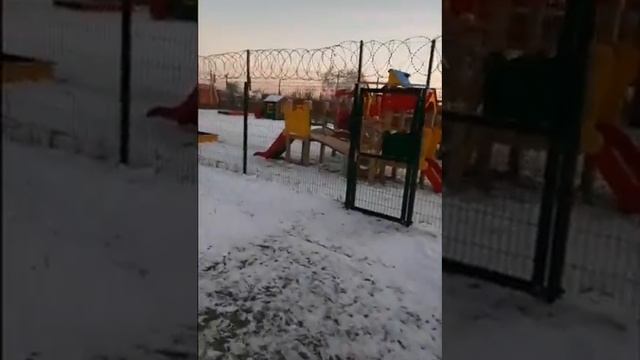 Детская площадка в колючей проволоке ? Город Омск