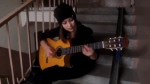 Девушка играет на гитаре испанскую мелодию