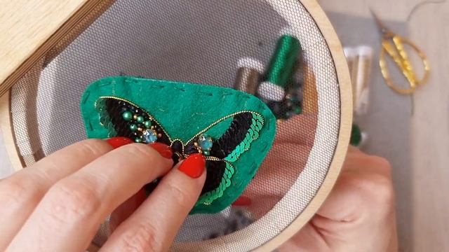 57.Мастер класс брошь бабочка. Брошь из бисера и кристаллов смотреть онлайн