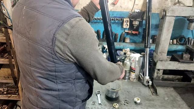 Husqvarna WRE 125 замена масла в вилке. смотреть онлайн