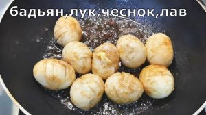 Выложите яйца на сковороду с горячим маслом и сразу получите фирменное блюдо