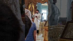 Диакон руководит чтением Символа Веры.