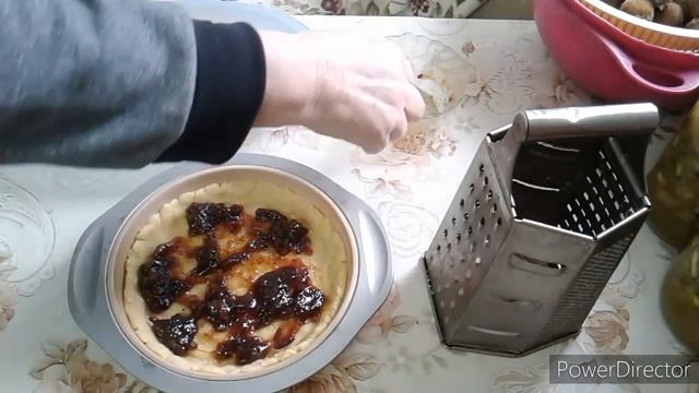 Пирог песочный тертый насыпной с вареньем.