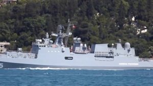 Фрегат «Адмирал Григорович»  проходит пролив Босфор