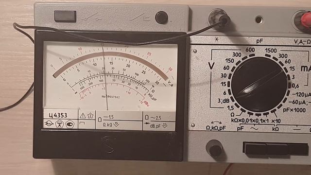 Измерение постоянного напряжения с помощью стрелочного комбинированного прибора.