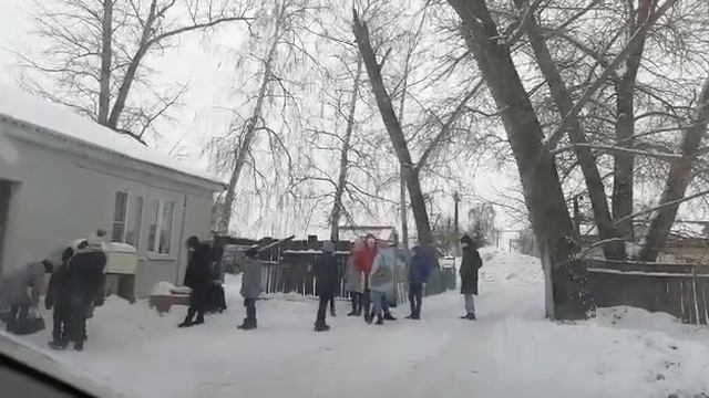 Очередь из детей перед воронежской больницей выплеснулась на улицу смотреть онлайн