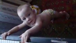 малыш играет на пианино