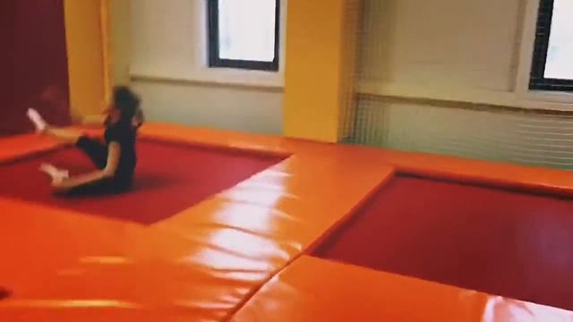 VLOG???Кувырком??Я ДЕЛАЮ САЛЬТО?!?!? смотреть онлайн