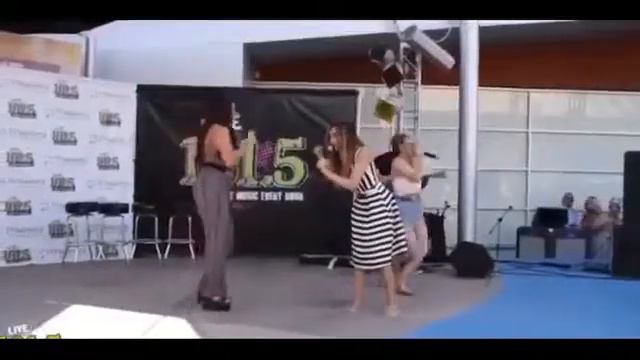 Жук сорвал выступление девушек смотреть онлайн