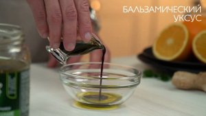 Салат с креветками, рукколой и маринованными огурчиками
