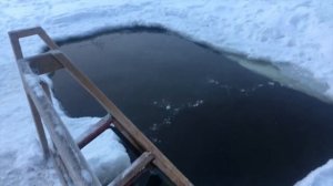 Купание в проруби зимой
