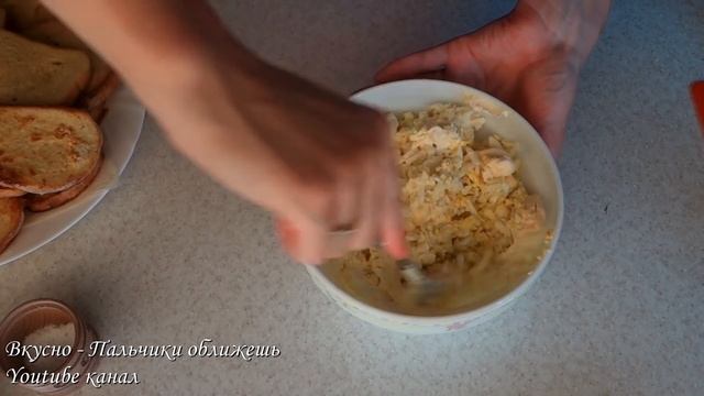 СУПЕР ЗАКУСКА - ГРЕНКИ С СЫРНО-ЯИЧНОЙ НАЧИНКОЙ, ШПРОТАМИ И ОГУРЦАМИ! ОООчень вкусно! Простой рецепт смотреть онлайн
