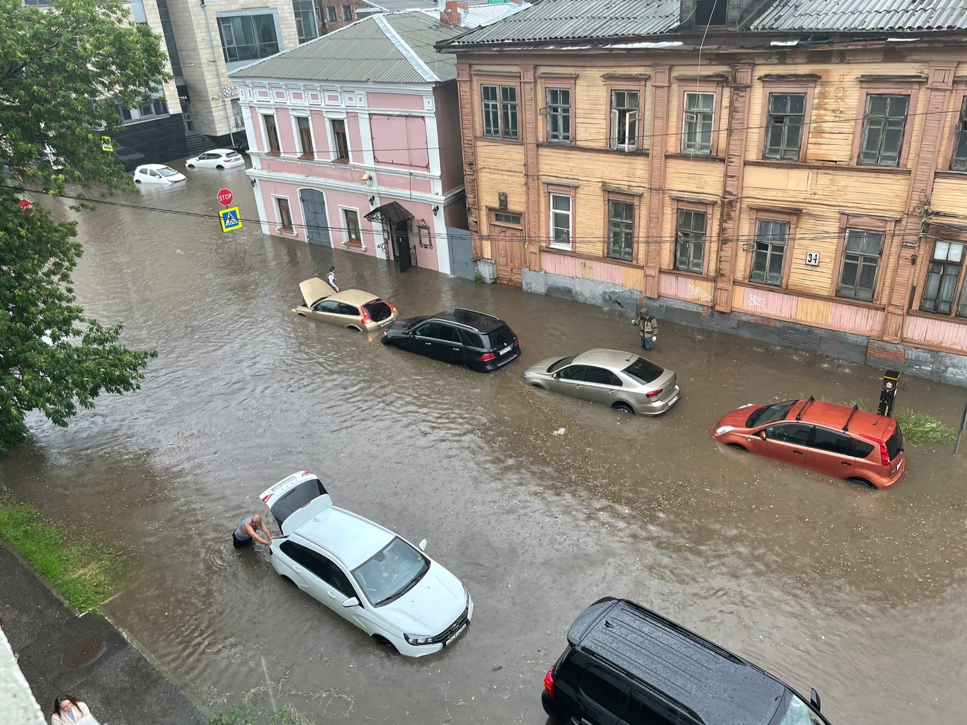 Улицы Нижнего Новгорода ушли под воду