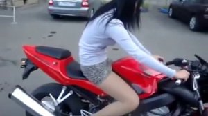 Первый  раз на мотоцикле девушка)))))))))))