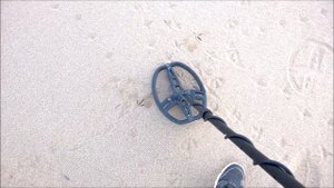 METAL DETECTOR ON THE BEACH: GARRETT AT PRO, COINS AND SILVER BRACELET