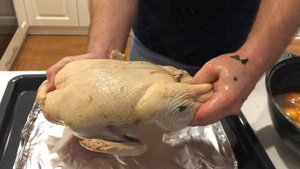 Wie man eine festliche Ente mit Bier und Orangen kocht