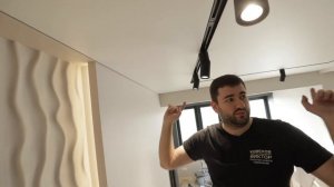 Ниша с подсветкой в стене и теневой натяжной потолок