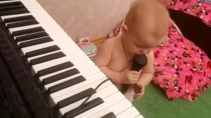 Ребенок поет