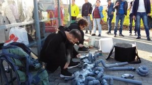 Уличные музыканты играют техно на трубах