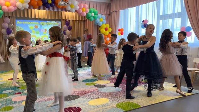 Танец «Обнимашки» на выпускном в ДОУ смотреть онлайн