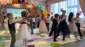 Танец «Обнимашки» на выпускном в ДОУ