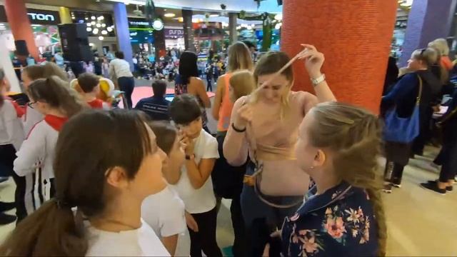 Танец в ТЦ Оранжевый. Секция Акробатика. Citrus Саратов. смотреть онлайн