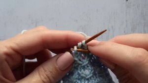 Простой красивый узор спицами. Узор спицами для шапки. Узор спицами для отделки.